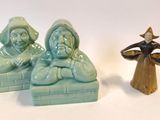 deux figurines assises sur une table