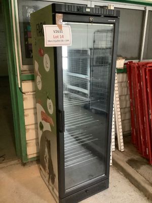une photo d'un réfrigérateur dans un magasin, avec une étiquette de prix dessus