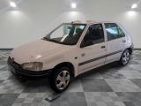 la photo d'une voiture blanche garée dans un garage