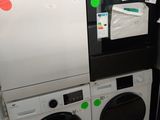une pile de machines à laver et un sèche-linge dans un magasin
