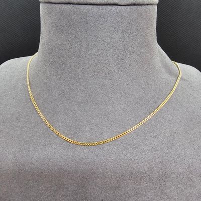 un collier à chaîne en or sur un mannequin mannequin mannequin mannequin mannequin mannequin mannequin mannequin mannequin mannequin