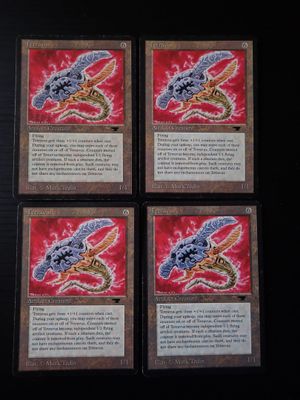 quatre cartes représentant un dragon, posées sur une table