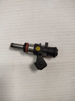 un gros plan d'un injecteur de carburant sur une surface blanche