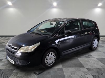 la photo d'une voiture noire garée dans un garage