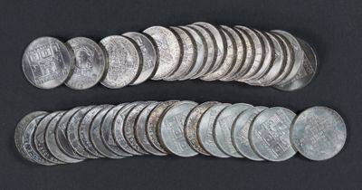 Trente-neuf PIECES de 100 Schilling en argent.