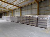 un grand entrepôt rempli de boîtes et de palettes