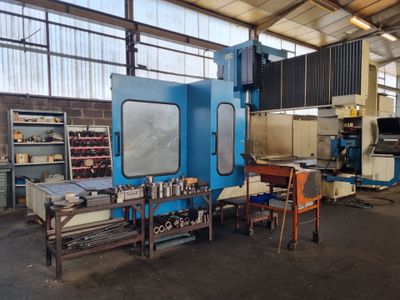 Fraiseuse à portique CORREA. On joint 2 tables en acier avec… - Photo 1