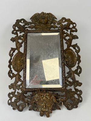 un miroir accroché au mur