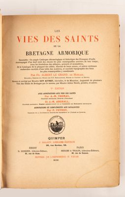 un livre ouvert posé sur une surface blanche, avec un titre en noir et rouge