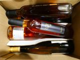 plusieurs bouteilles de vin dans une caisse sur la table
