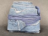 une pile de jeans bleus attachés ensemble sur une table