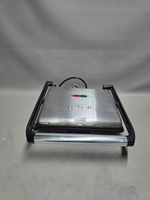 un gros plan d'un grille-pain posé sur une table, sur fond blanc