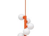 un lustre orange et blanc auquel sont suspendues cinq boules blanches