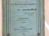 un vieux livre posé sur une table à côté d'une tasse de café
