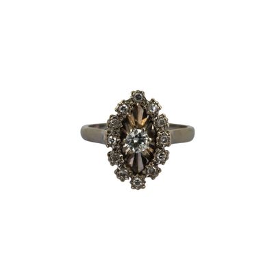 gros plan d'une bague en diamant sur fond blanc