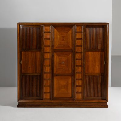 une image représentant un meuble en bois comportant de nombreuses portes et tiroirs