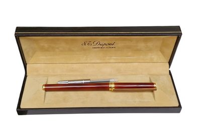 Gros plan sur un stylo dans une boîte, sur fond blanc