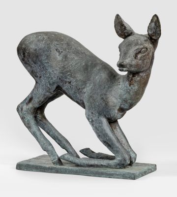 une image représentant une statue de cerf posée sur un socle en marbre