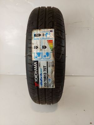 un gros plan d'un pneu sur lequel sont collés des autocollants