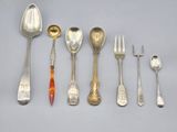 beaucoup de cuillères et de fourchettes en argent sur la table