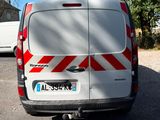 une camionnette garée sur le côté de la route