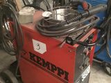 une machine rouge qui se trouve dans un garage