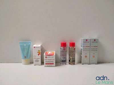 de nombreux types de produits de soins de la peau exposés sur une table