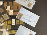 plusieurs types de timbres et d'enveloppes posés sur une table