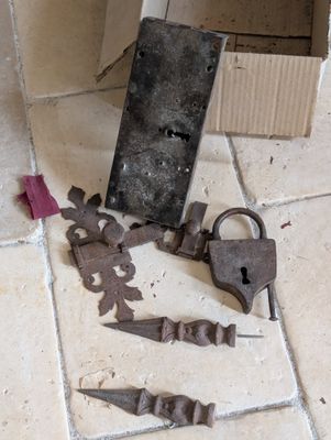 Ensemble comprenant une serrure et cadenas