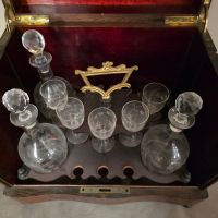 Cave à liqueur en marqueterie de loupe (manques), verrerie m… (photo 3)