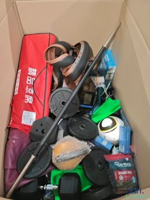 une boîte en carton remplie d'objets hétéroclites