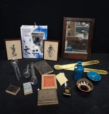 un grand nombre d'objets posés sur une table
