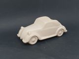 une petite voiture jouet posée sur une table