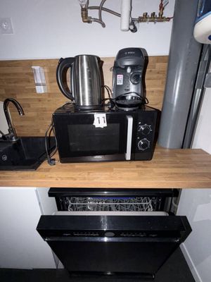 une photo d'une cuisine équipée d'un micro-ondes et d'un four grille-pain