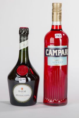 deux bouteilles de vin sont posées l'une à côté de l'autre sur une surface blanche