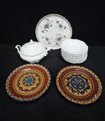quatre assiettes et un bol posés sur une table noire