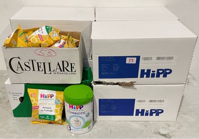trois cartons de nourriture posés par terre les uns à côté des autres