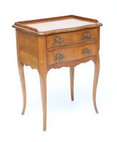 Table de salon de forme mouvementée en bois naturel ouvrant …