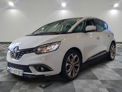 la voiture blanche est garée sur un sol en damier dans le garage