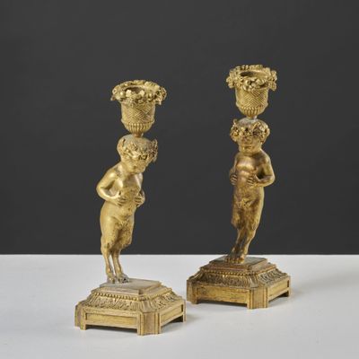 paire de figurines anciennes en laiton représentant un garçon et une fille