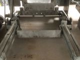 une machine posée sur une table dans une pièce