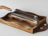 une planche à découper en bois sur laquelle repose un couteau