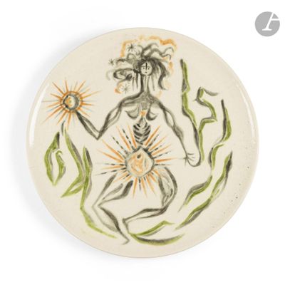 une assiette sur laquelle est représentée une femme tenant une fleur