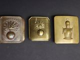 trois types de lingots d'or différents sur une surface noire