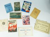 plusieurs livres sur une table avec une nappe blanche