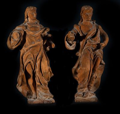 paire de figurines en bois sculpté représentant un homme et une femme tenant un panier