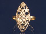 une image représentant une bague en or ornée d'un ange