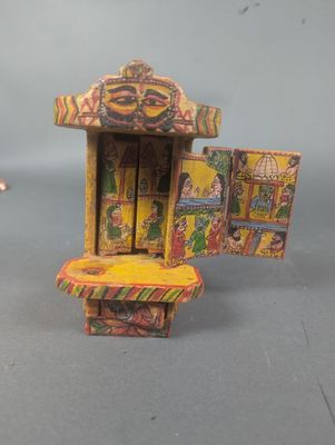 un petit jouet posé sur une table