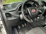 l'intérieur d'une voiture avec un volant et un tableau de bord