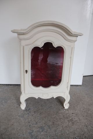 Petite vitrine sur pieds, 3 faces. H 70 L 50 l 36 cm. Vitrine côt...